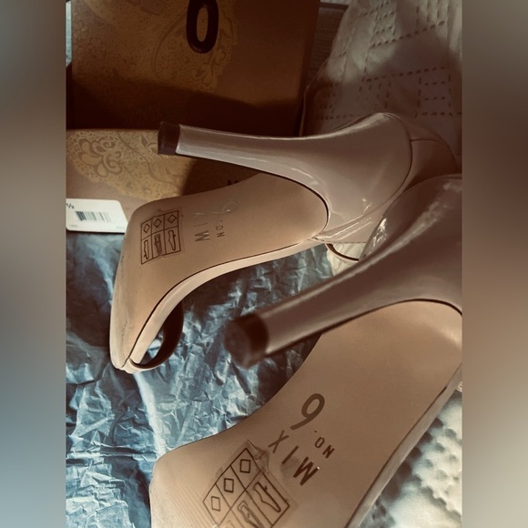 Mix no.6 Heeled Sandal Size 8.5. Worn 1x to a wedding Scuff L heel
4” heel. EUC - Picture 6 of 7
